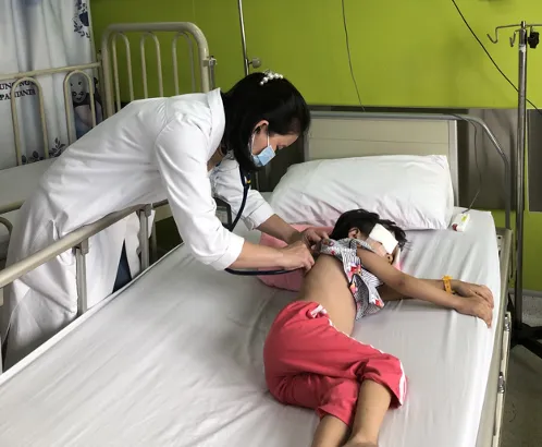 Cứu đôi mắt cho bé 5 tuổi bị câm điếc và tim bẩm sinh 