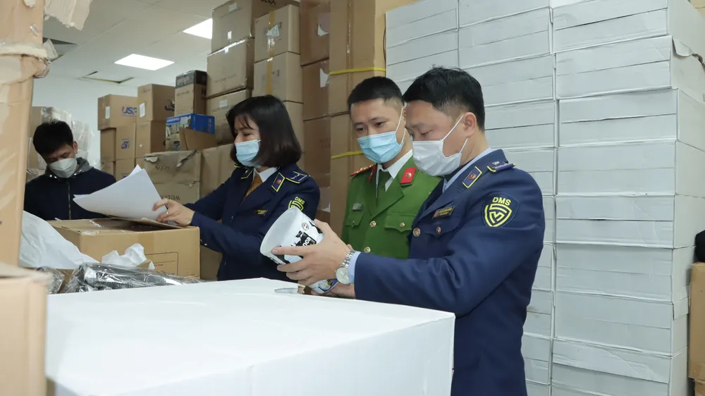 Kiểm tra kho hàng 'hot girl' livestream nghìn đơn, không xuất trình được giấy tờ hợp pháp