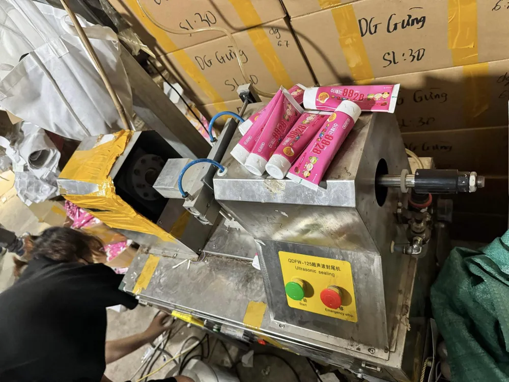 Kem đánh răng trẻ em hết hạn được 'phù phép' thành hàng mới 