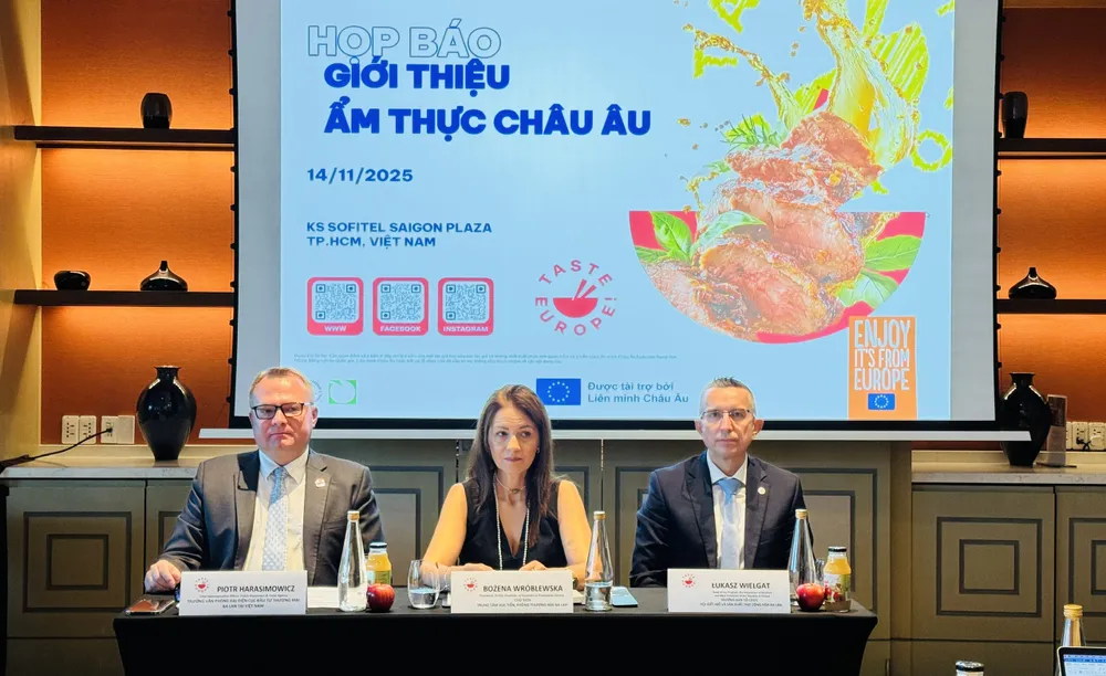 Ban tổ chức cung cấp thông tin tại họp báo. Ảnh: Đình Dư