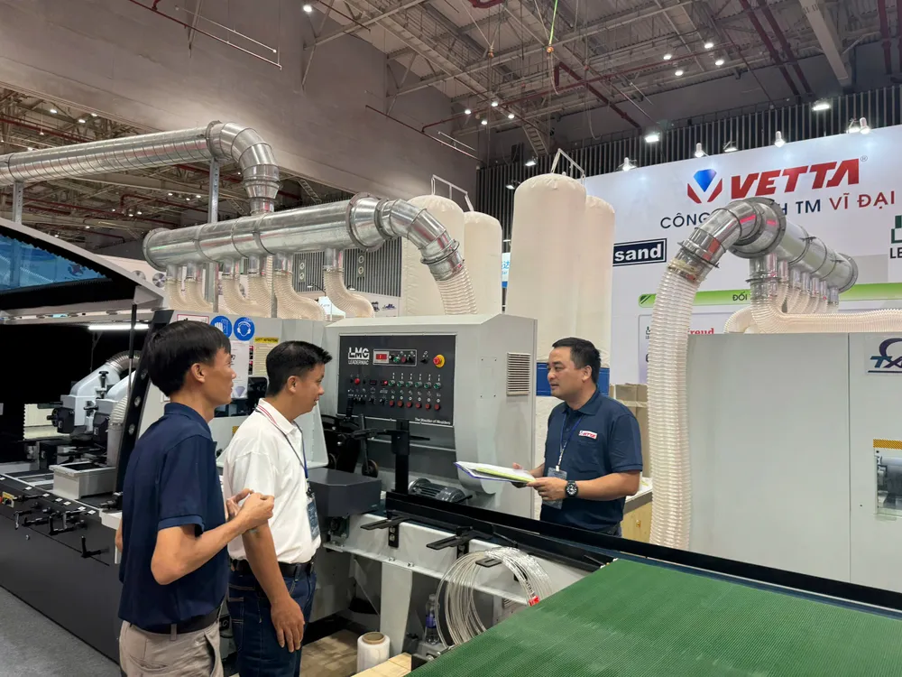 Các doanh nghiệp đang trao đổi tại triển lãm 