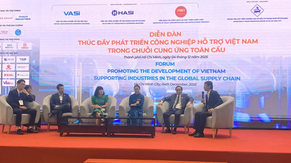 Các diễn giả tham gia thảo luận tại diễn đàn. Ảnh: THANH DUNG