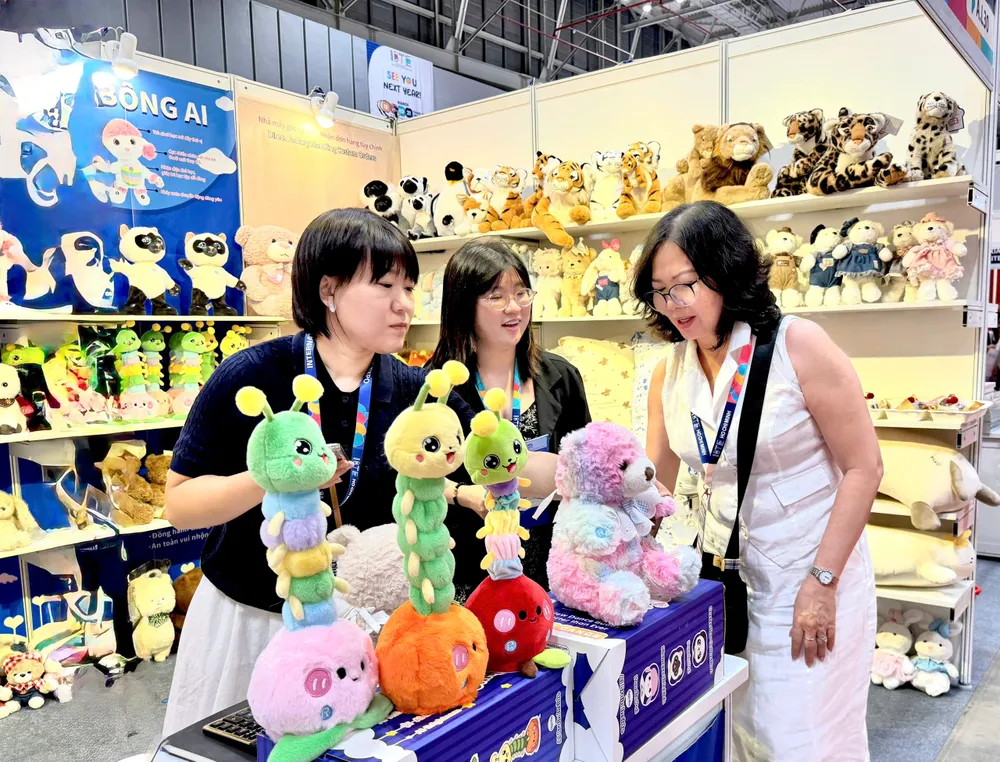 Doanh nghiệp giới thiệu sản phẩm tại triển lãm 