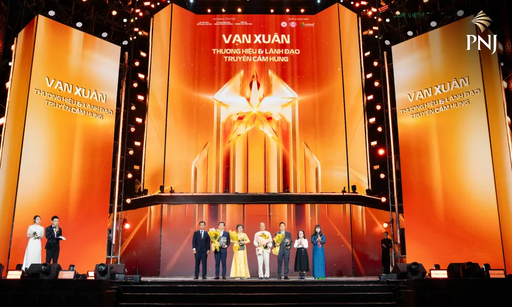 Bà Cao Thị Ngọc Dung, Chủ tịch HĐQT PNJ nhận giải thưởng 