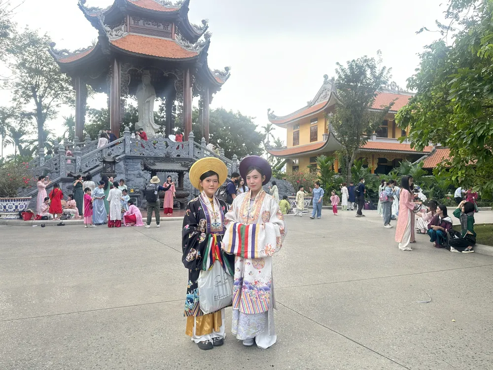 Náo nức chụp ảnh áo dài đón xuân tại Tu viện Vĩnh Nghiêm