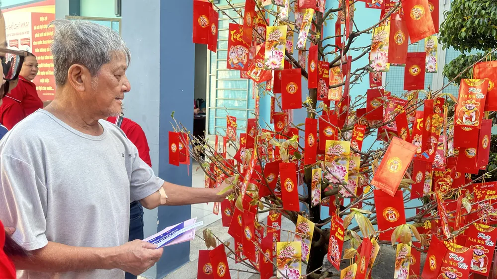 Người dân tham gia hái lộc đầu xuân 