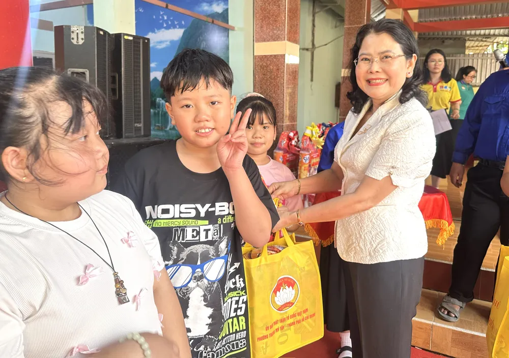 Bà Nguyễn Thị Ngọc Duyên, Bí thư Đảng ủy, Chủ tịch Hội đồng nhân dân phường Trung Mỹ Tây trao quà cho thiếu nhi