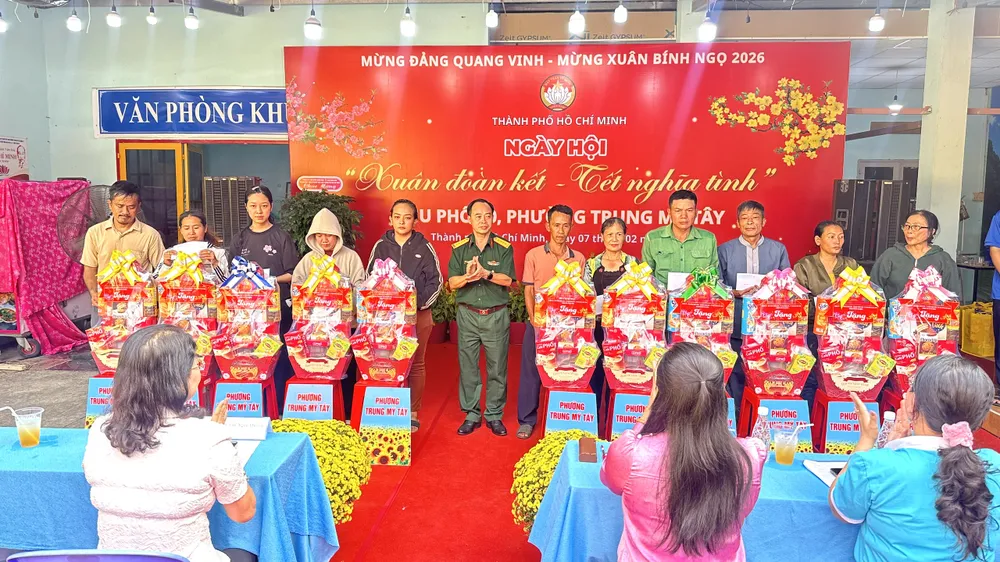 Các hộ gia đình nhận quà từ Trường Quân sự Quân khu 7