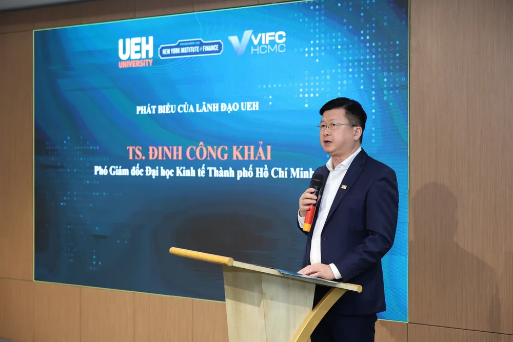 TS. Đinh Công Khải - Phó Giám đốc UEH phát biểu khai giảng lớp học.JPG