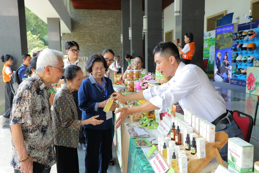 Doanh nghiệp giới thiệu sản phẩm tại không gian triển lãm 30 năm HVNCLC