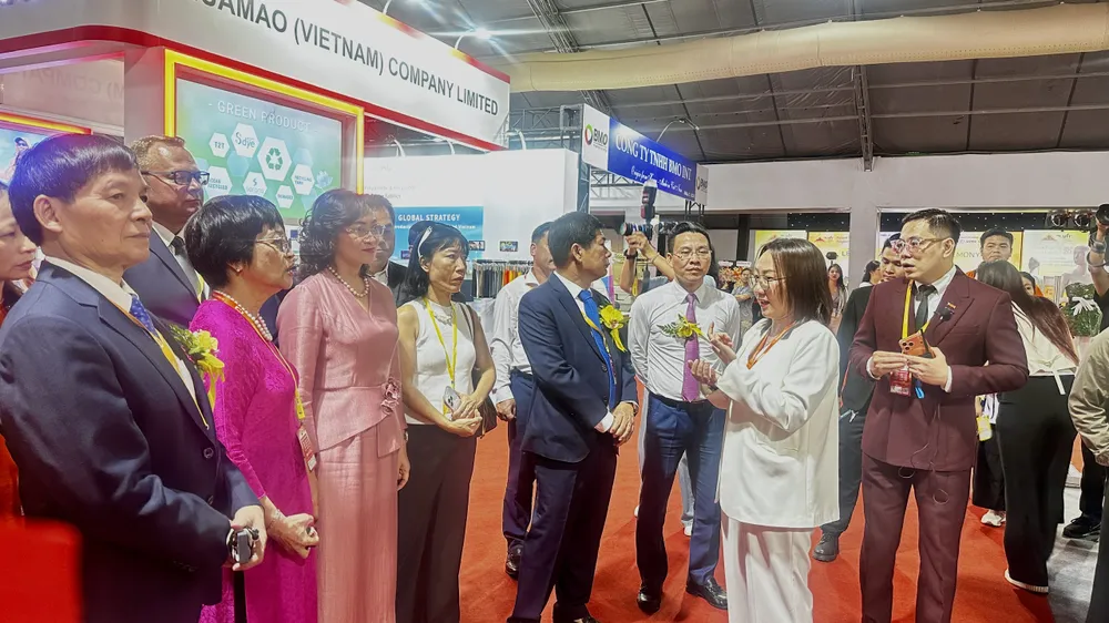 Các đại biểu tham quan gian hàng tại triển lãm 