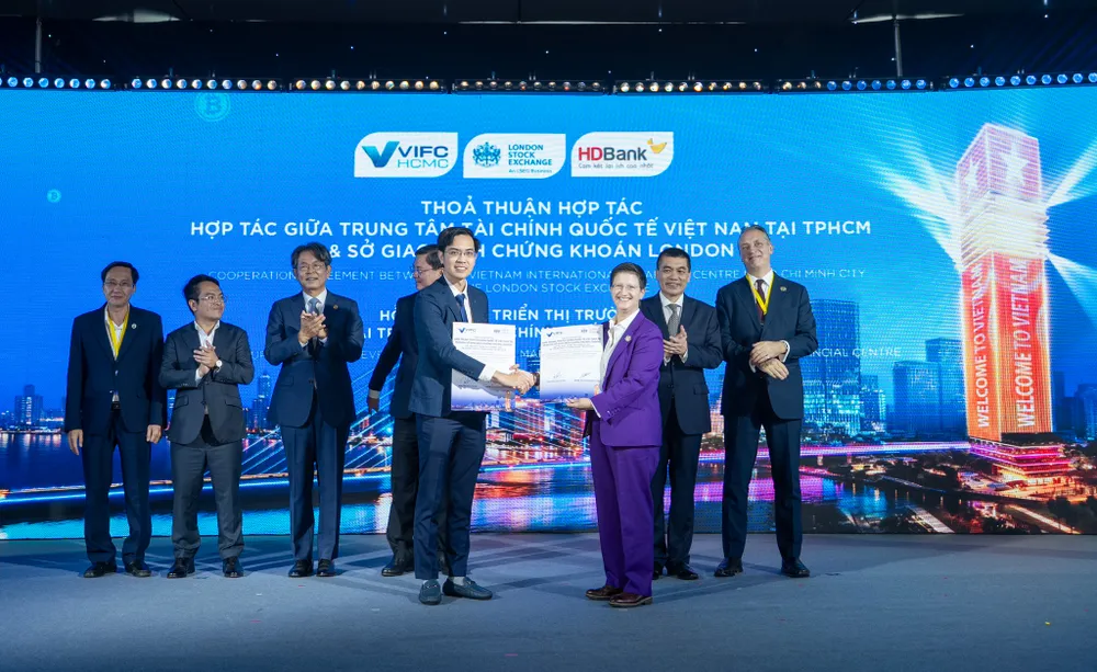 Trao thoả thuận hợp tác giữa VIFC-HCMC và LSE. 