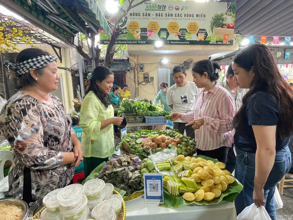 Khách mua sắm tại Phiên chợ Xanh tử tế 