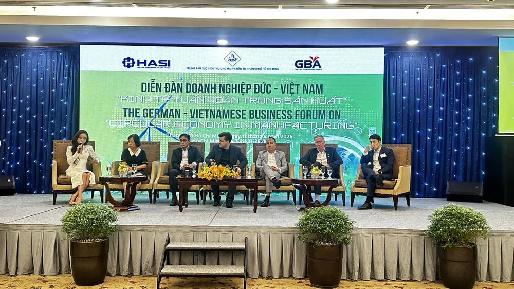 Các diễn giả thảo luận tại diễn đàn. Ảnh: THANH DUNG 