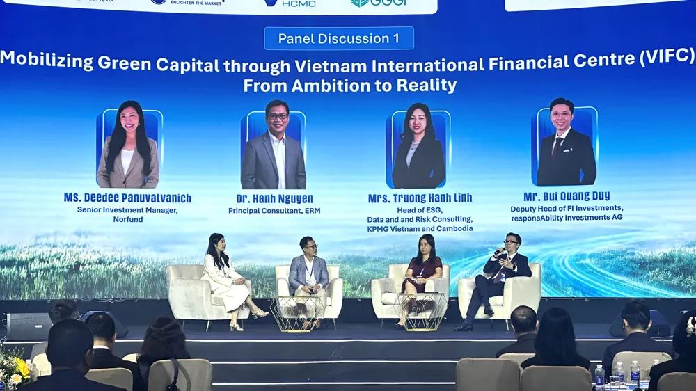Các khách mời tham gia phiên thảo luận tại hội nghị 