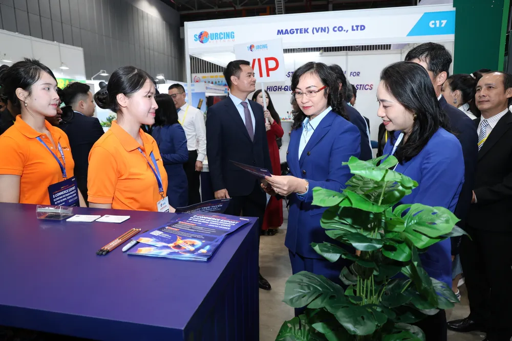 Thứ trưởng Bộ Công thương Phan Thị Thắng tham quan gian hàng tại Vietnam International Sourcing Expo 2026. 