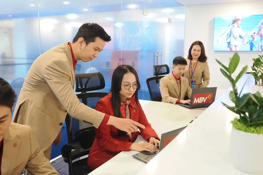 Nhân viên ngân hàng làm việc tại VIFC-HCMC. Ảnh: HOÀNG HÙNG