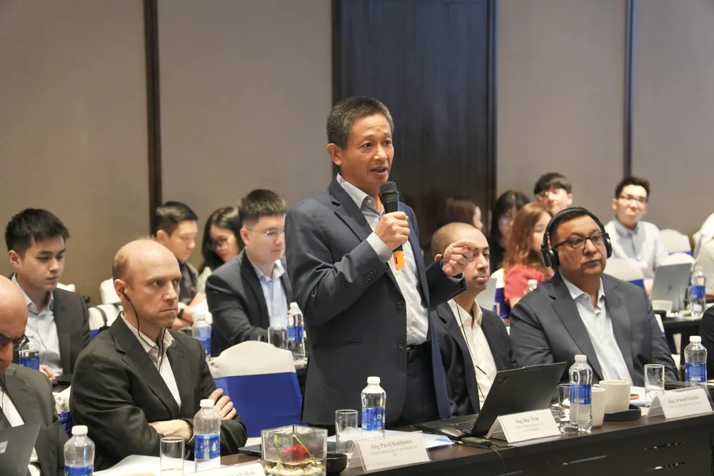 Chuyên gia phát biểu ý kiến tại cuộc họp 