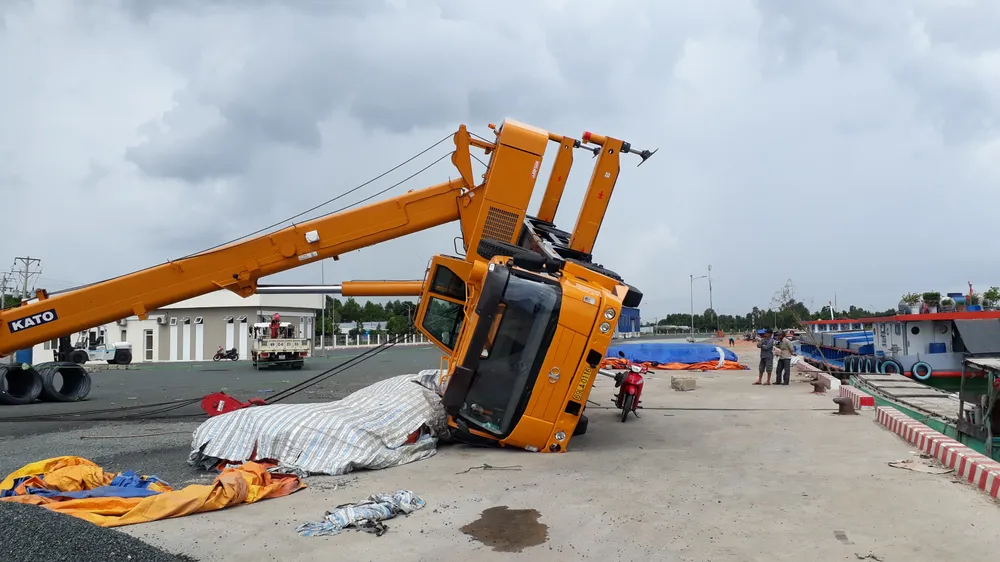 Xe cẩu chục tỷ đồng mới đưa vào sử dụng đã gặp sự cố ảnh 1