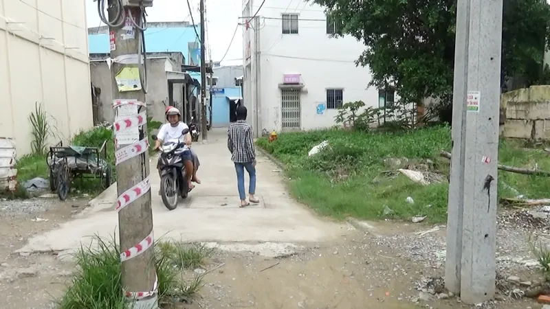 Cột điện nằm chắn giữa lộ thuộc khu vực LIA 14 