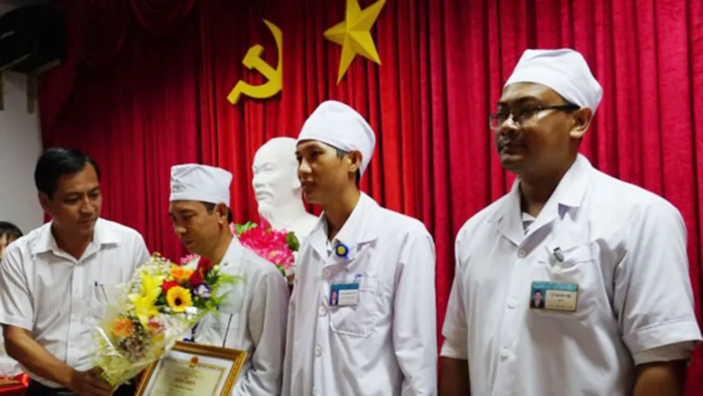 Thưởng “nóng” các bác sĩ cứu sản phụ 5 lần bị ngưng tim  ảnh 1