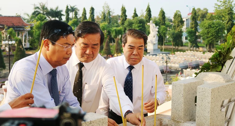 Lãnh đạo tỉnh Cà Mau dâng hương tại nghĩa trang liệt sĩ tỉnh