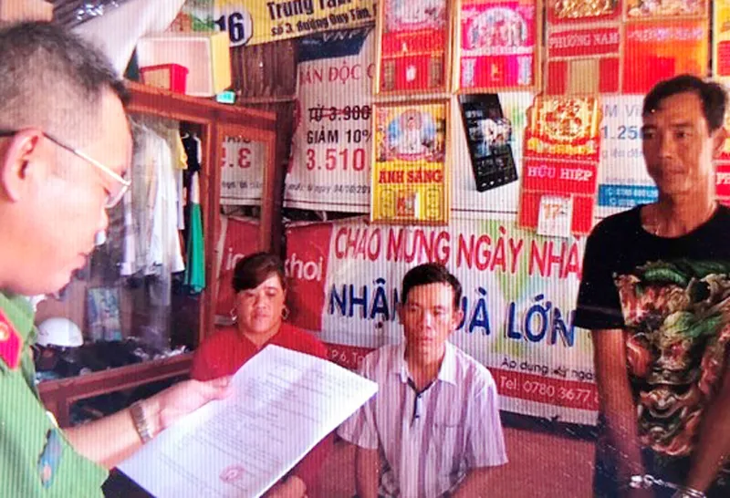 Công an thực hiện lệnh tạm giữ khẩn cấp đối với Nhật. Ảnh: NGỌC CHÁNH