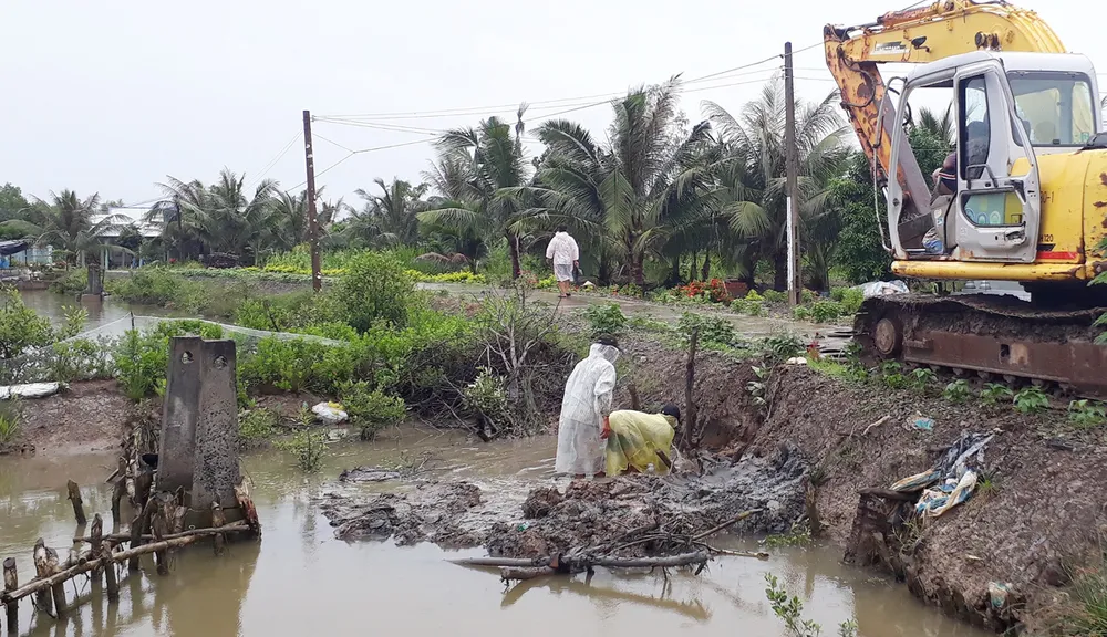 Đê bao chưa hết hạn bảo hành đã bị sụt lún ảnh 1