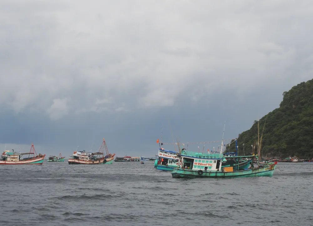 Sóng to gió lớn, cản trở cứu hộ tại Hòn Chuối, Cà Mau ảnh 1