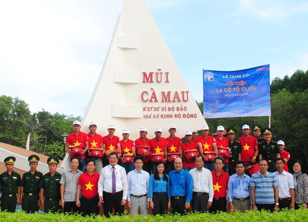 Trao 2.000 lá cờ Tổ quốc cho ngư dân tỉnh Cà Mau ảnh 1