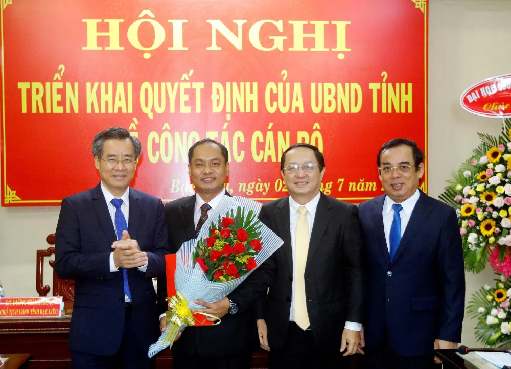 Lãnh đạo tỉnh Bạc Liêu trao quyết định, tặng hoa chúc mừng PGS-TS Từ Diệp Công Thành (cầm hoa). Ảnh: HỮU THỌ