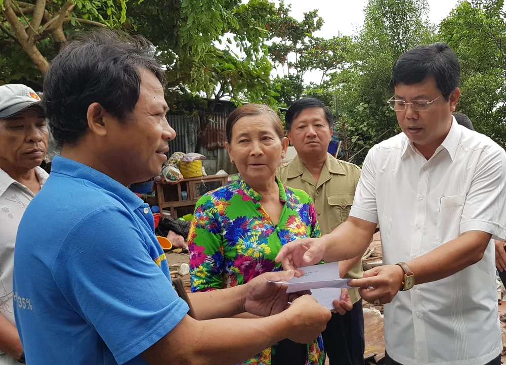 Ông Nguyễn Tiến Hải (sơ mi trắng, tay ngắn) đến thăm, hỗ trợ các bị ảnh hưởng bởi thiên tai