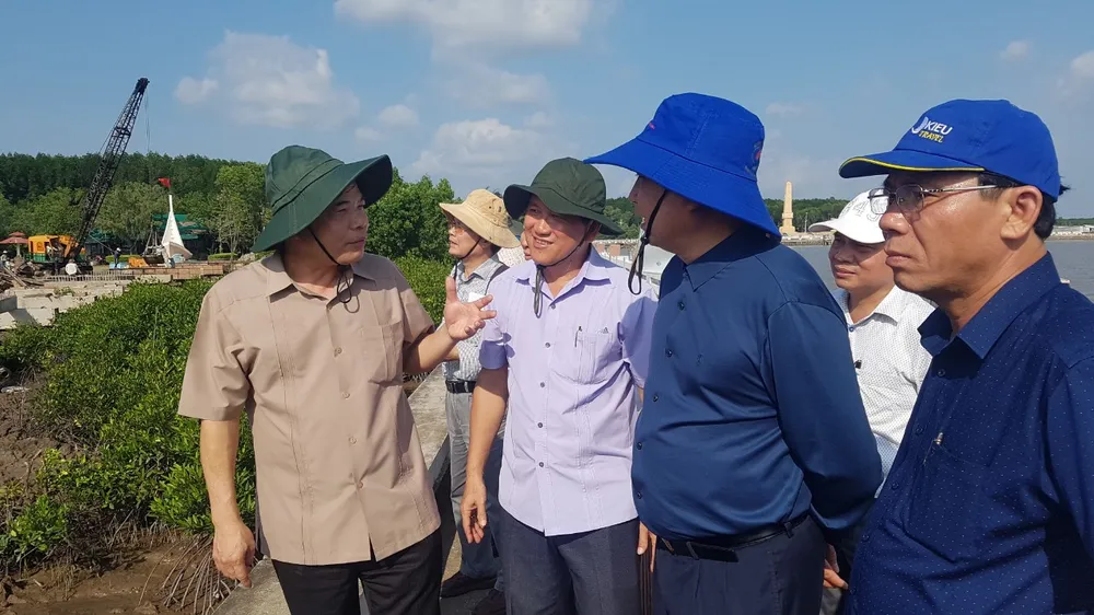 Cấp bách đầu tư các công trình phòng chống sạt lở bờ biển ở Cà Mau ảnh 1