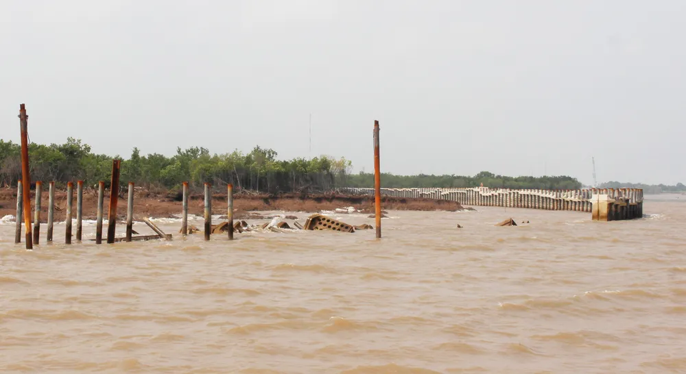 Công trình kè cấp bách để chống sạt lở chưa hoàn thành đã bị hư hỏng ảnh 1