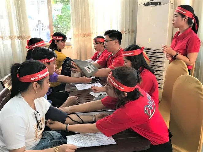 Các bạn trẻ tham gia hiến máu tình nguyện