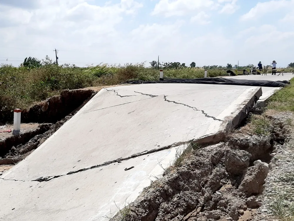 Đê biển Tây bị sụp lún nghiêm trọng