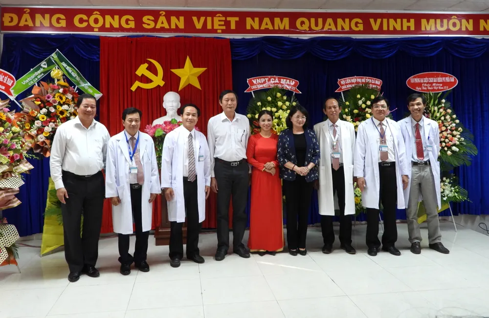 Phó Chủ tịch nước thăm và tặng quà gia đình chính sách ở Cà Mau ảnh 1