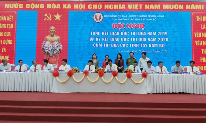 Lãnh đạo 12 tỉnh Cụm thi đua các tỉnh Tây Nam Bộ ký giao ước thi đua