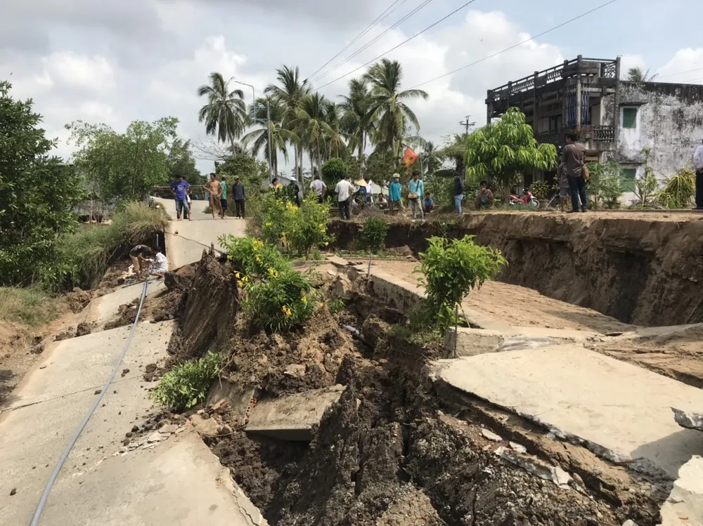 Hiện trường đường bị sụt lún. Ảnh: CHÍ ĐIỂN