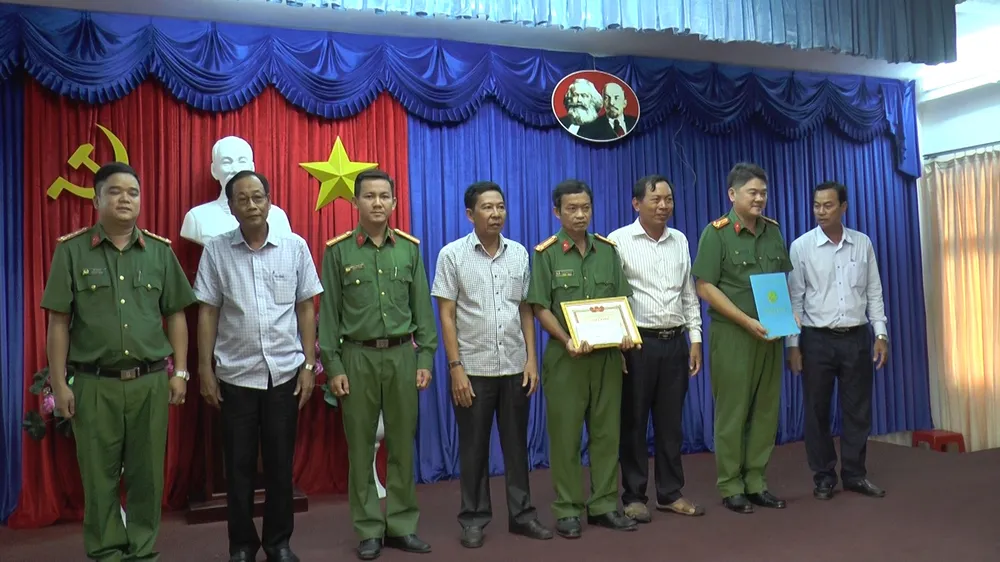 Bắt và khởi tố 16 đối tượng trong vụ dàn cảnh trộm tôm ảnh 1