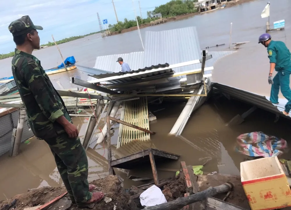 Cà Mau: Sạt lở trong đêm tại khu vực chợ Kênh 17, 14 căn nhà bị thiệt hại ảnh 1