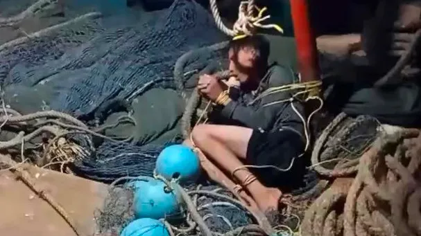 Ngư dân bị trói nằm trên tàu. Ảnh: Người dân cung cấp