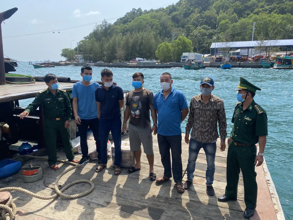 Các đối tượng vượt biên trái phép được đưa vào cảng để xử lý theo quy định. ẢNH: HOÀNG DUNG