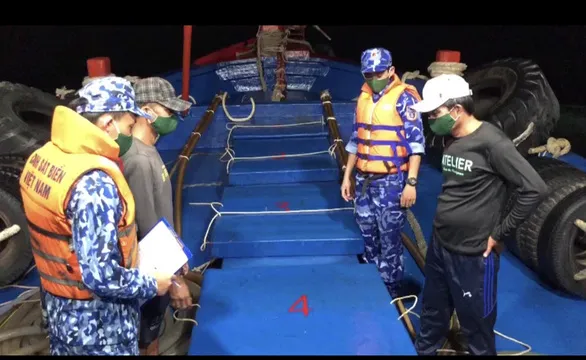 Lực lượng làm nhiệm vụ lập biên bản vi phạm hành chính tàu TG-93798-TS. Ảnh: CTV