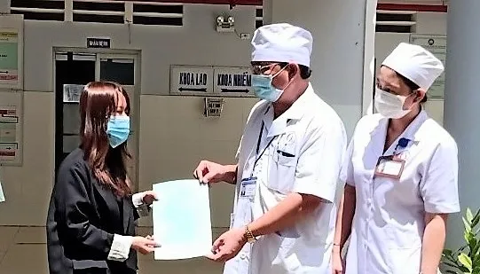 Trao giấy chứng nhận hoàn thành cách ly, điều trị bệnh Covid-19 cho BN 6572