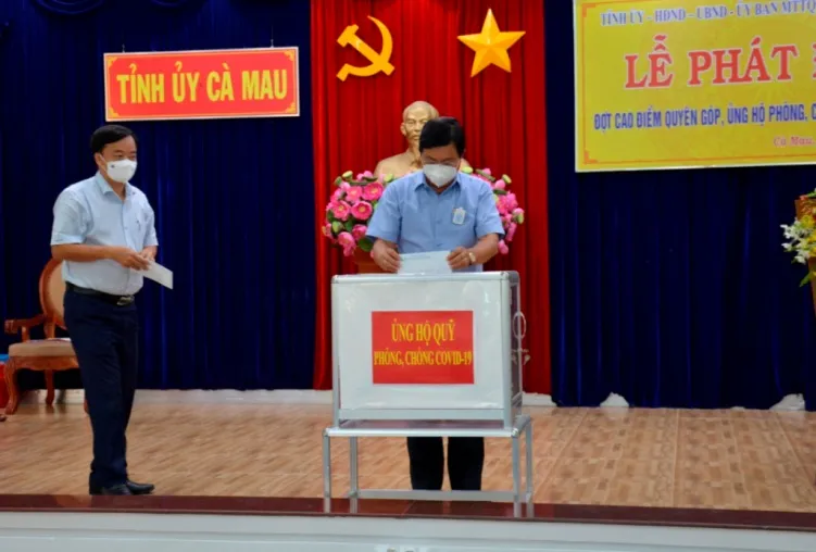 Lãnh đạo tỉnh Cà Mau ủng hộ Quỹ phòng chống dịch Covid-19. Ảnh: TRÚC ĐÀO