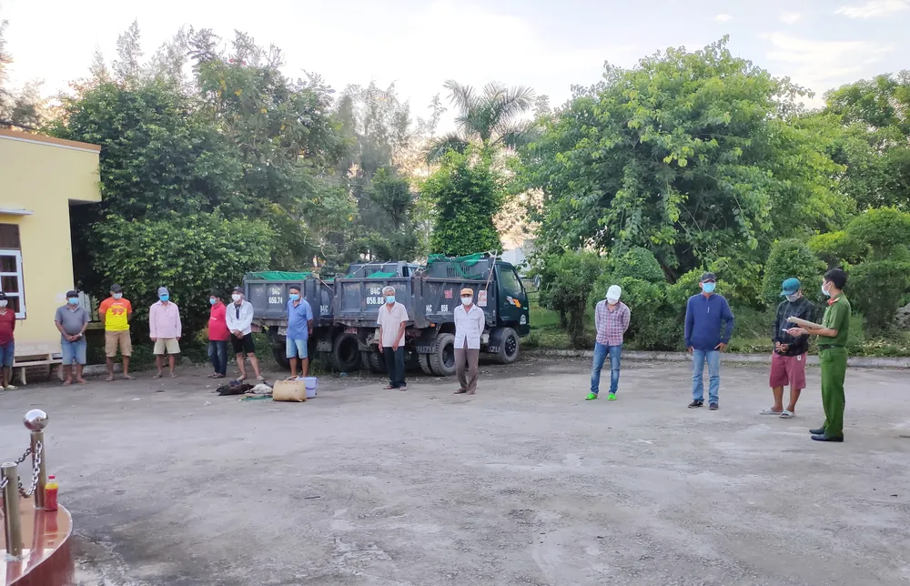 Các đối tượng đá gà ăn tiền bị công an bị bắt giữ. Ảnh: QUỐC QUÝ