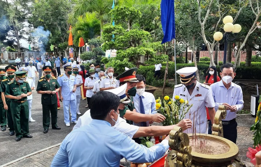 Dâng hương kỷ niệm 60 đường Hồ Chí Minh trên biển tại di tích quốc gia Bến Vàm Lũng.