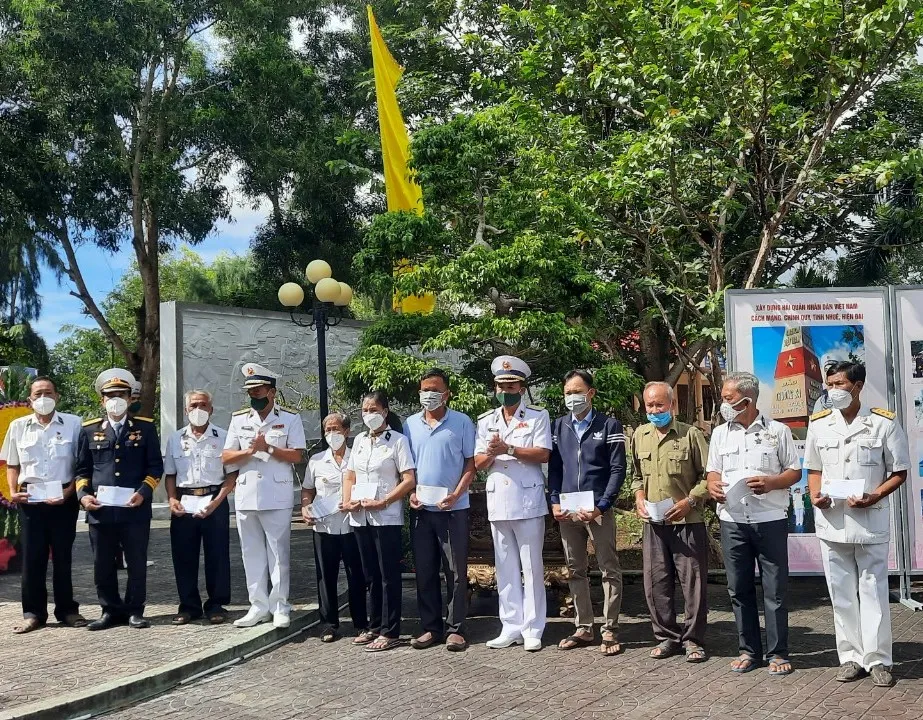 Kỷ niệm 60 năm đường Hồ Chí Minh trên biển ảnh 1