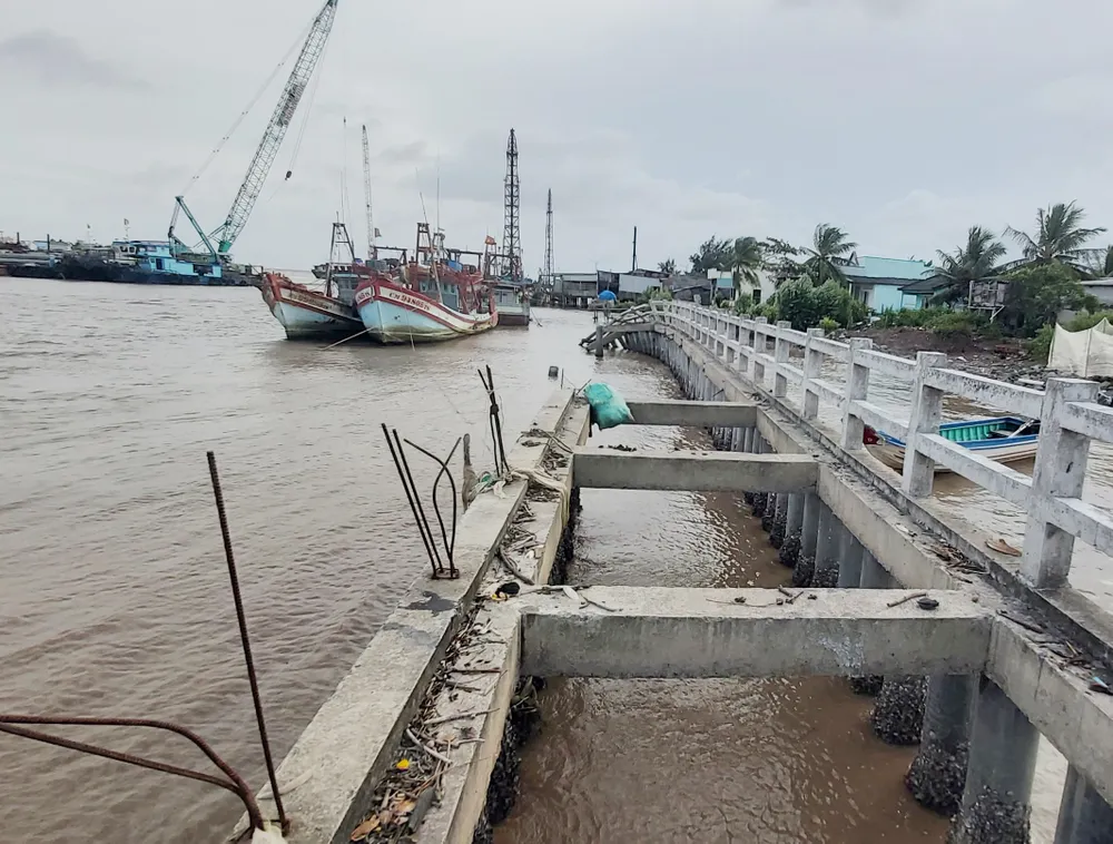 Công trình kè bảo vệ khu dân cư ấp Lưu Hoa Thanh bị sạt lở và hư hỏng nghiêm trọng